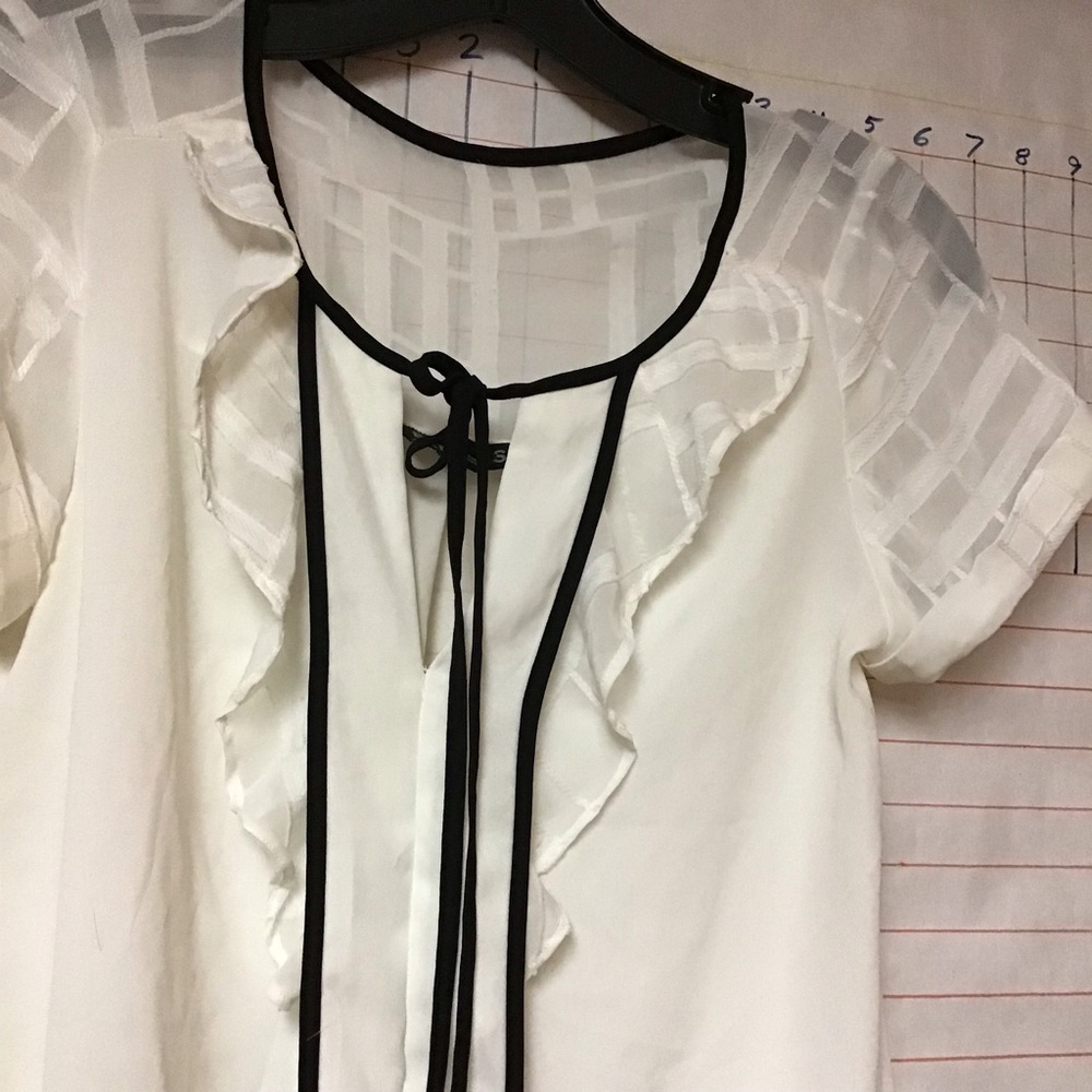 EXPRESS  women's blouse, sz XS.  off white and black - Picture 8 of 16
